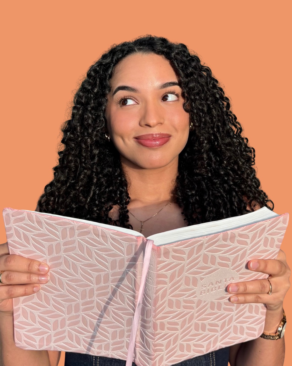Greisy Milena con cuaderno bíblico